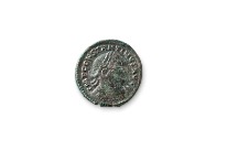 Die Vorderseite der Münze zeigt den Kaiser Constantin I. mit einem Lorbeerkranz bekrönt.