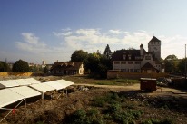 Links im Bild befinden sich die Grabungszelte der Bodenforschung, rechts das St. Johann-Tor.