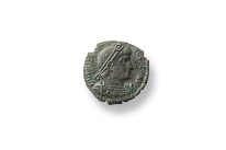Auf der Vorderseite der Bronzemünze ist eine Büste des Kaisers Valentinian zu sehen.