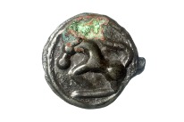 Rückseite einer gegossenen Münze aus einer Buntmetalllegierung. Stark stilisiertes Pferd nach links. Der Gusskanal ist jetzt rechts zu erkennen.