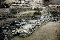 Das Stufenprofil aus der Grabung Münsterplatz 1 und 2 zeigt die verschiedenen antiken Strassen.