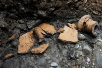 Auf dem Boden eines römischen Erdkellers kam eine zerbrochene Amphore zum Vorschein.