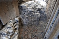 Im Innern des römischen Kellers: In der Kellerwand befand sich eine kleine Nische. Am Boden liegt die Schuttschicht mit Dachziegeln.