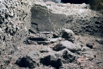 Martinskirchplatz: Das Skelett im Steinplattengrab vor der Martinskirche stammt vermutlich von einer Frau.