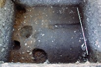Auf der Grabungsfläche kamen auch Wandgräbchen und Pfostengruben aus frührömischer Zeit zum Vorschein, die wohl zu einem Fachwerkbau gehörten.