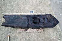 Die quadratische Aussparung im Holz diente zur Aufnahme eines weiteren Balkens.