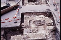 Foto aus den 70er-Jahren, es ist ein Teil des Andreasplatzes abgebildet auf dem eine Grabung stattfindet, in den ergrabenen Flächen kommen Mauerreste der Andreaskapelle zum Vorschein
